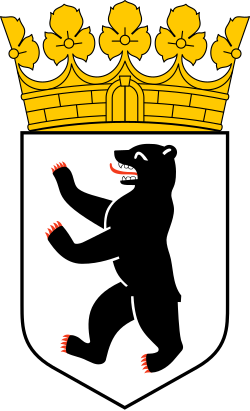 Wappen des Landes Berlin: In silbernem (weißem) Schild ist ein rot bewehrter und rot gezungter, aufrecht schreitender schwarzer Bär zu sehen. Auf dem Schild ruht eine goldene, fünfblätterige Laubkrone, deren Stirnreif als Mauerwerk mit einem geschlossenen Tor in der Mitte ausgestattet ist.